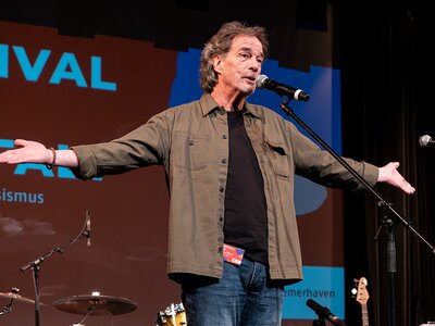 Moderator Thomas Krüger | © AWO Bremerhaven/Simone Hryzyk