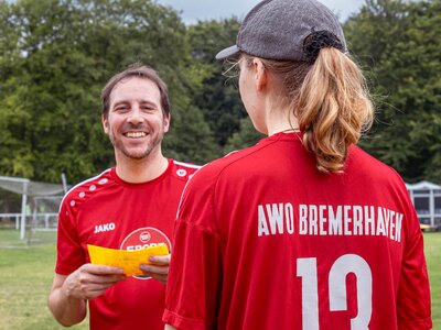 Das Foto zeigt einen Mann im roten AWO-Trikot