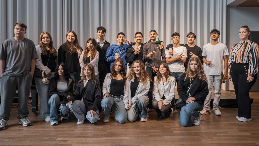 Gruppenfoto des Kreisjungdwerks der AWO Bremerhaven vor der Preisverleihung | © AWO Bremerhaven / Simone Hryzyk