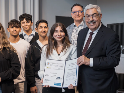 Der Oberbürgermeister Melf Grantz übergibt die Urkunde | © AWO Bremerhaven / Simone Hryzyk